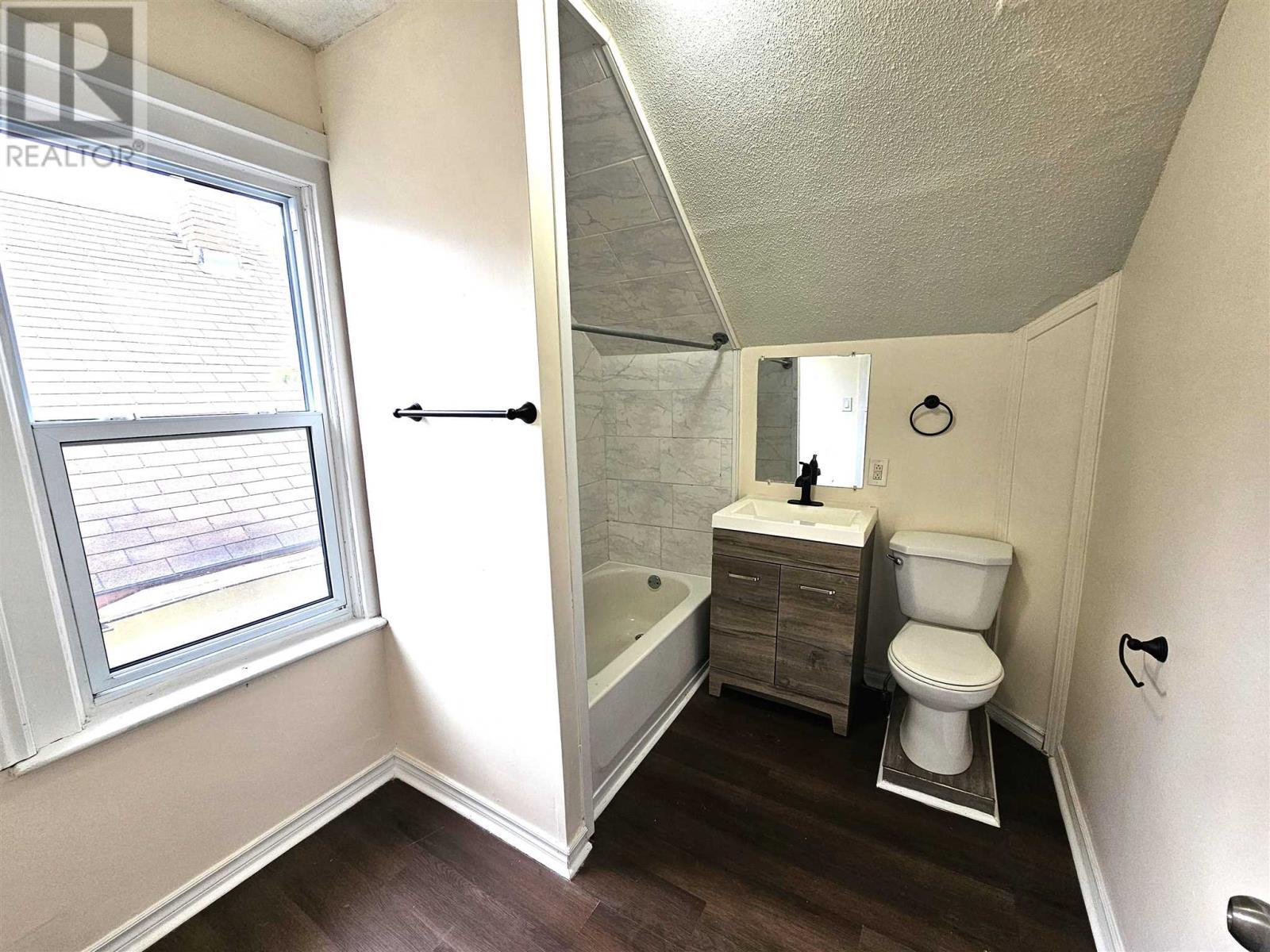 104 London St, Sault Ste. Marie, ON - Indoor Photo Showing Bathroom