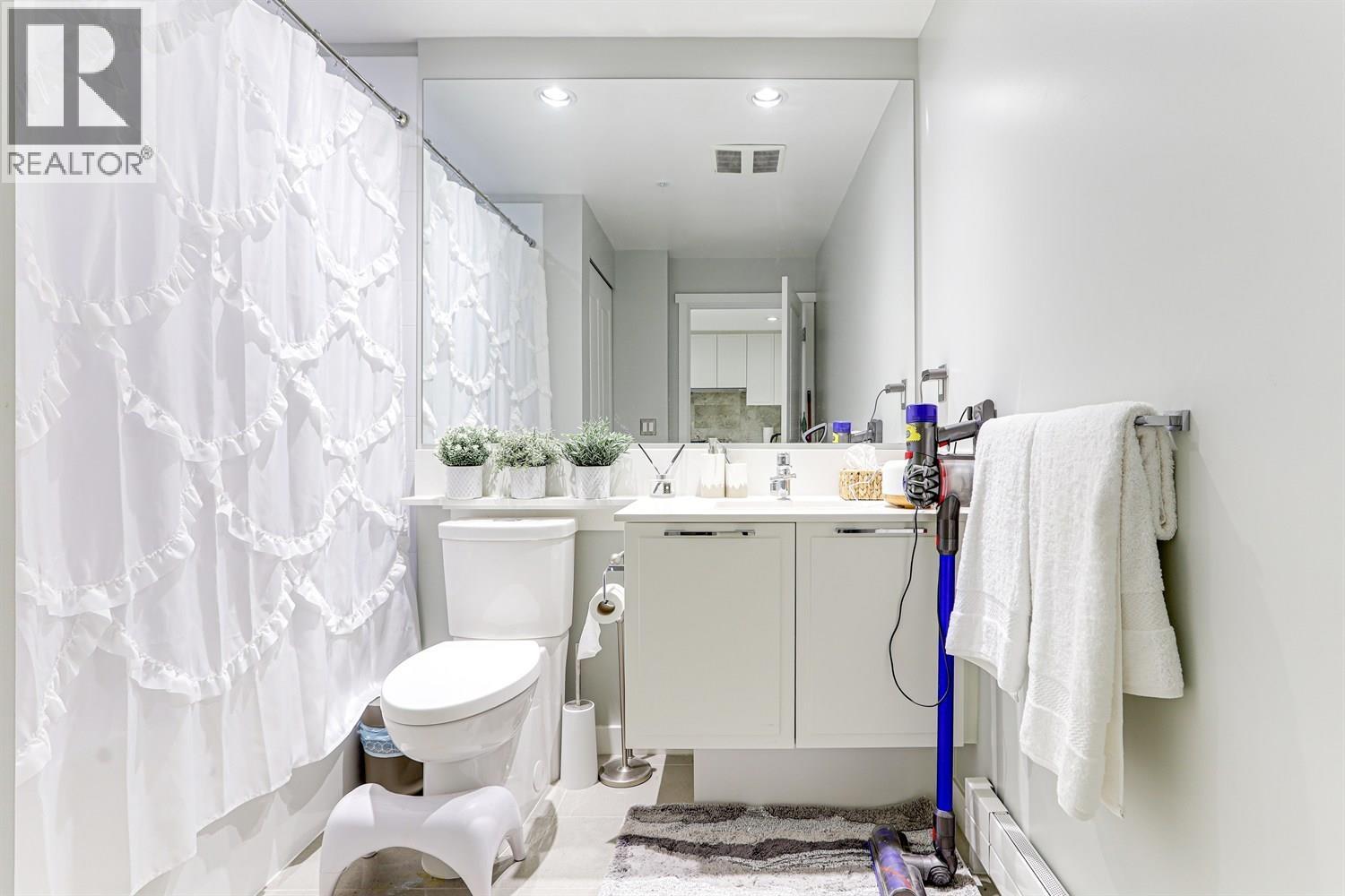 108 3188 Riverwalk Avenue, Vancouver, BC - Indoor Photo Showing Bathroom