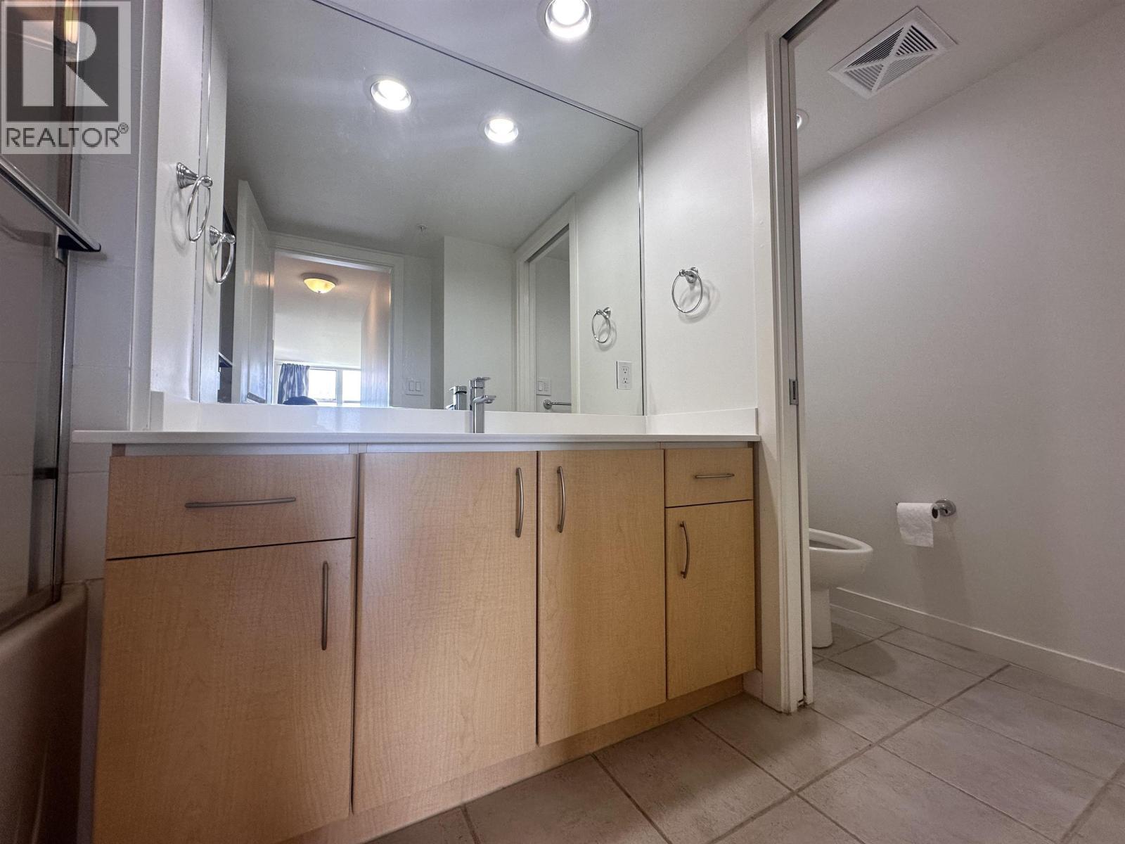 803 8460 Granville, Richmond, BC - Indoor Photo Showing Bathroom
