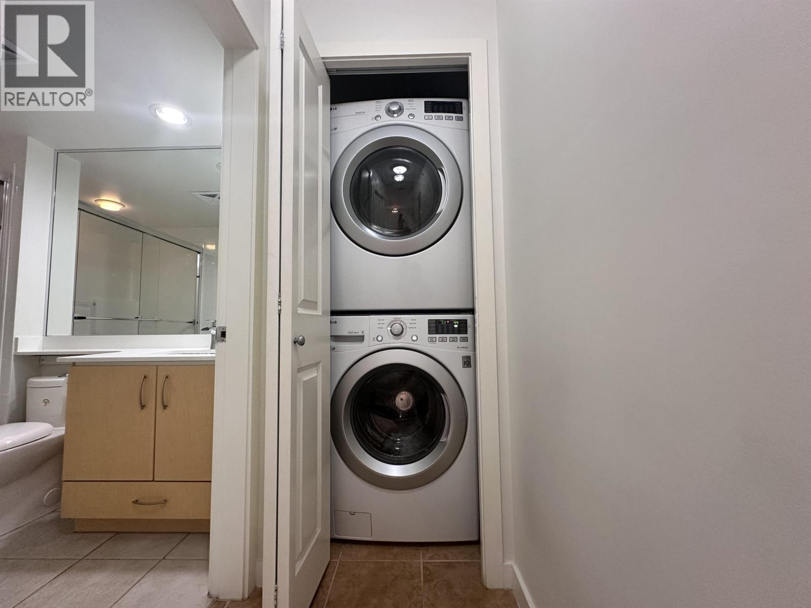 803 8460 Granville, Richmond, BC - Indoor Photo Showing Laundry Room