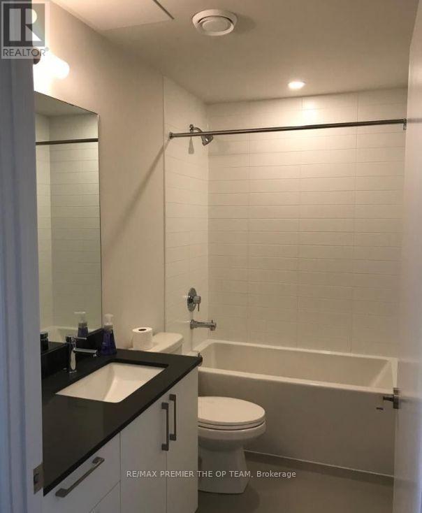 1518 - 576 Front Street, Toronto, ON - Indoor Photo Showing Bathroom