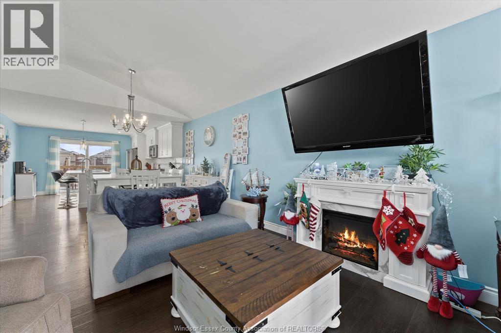 154 Lambert Street, Amherstburg, ON - Indoor Photo Showing Living Room With Fireplace