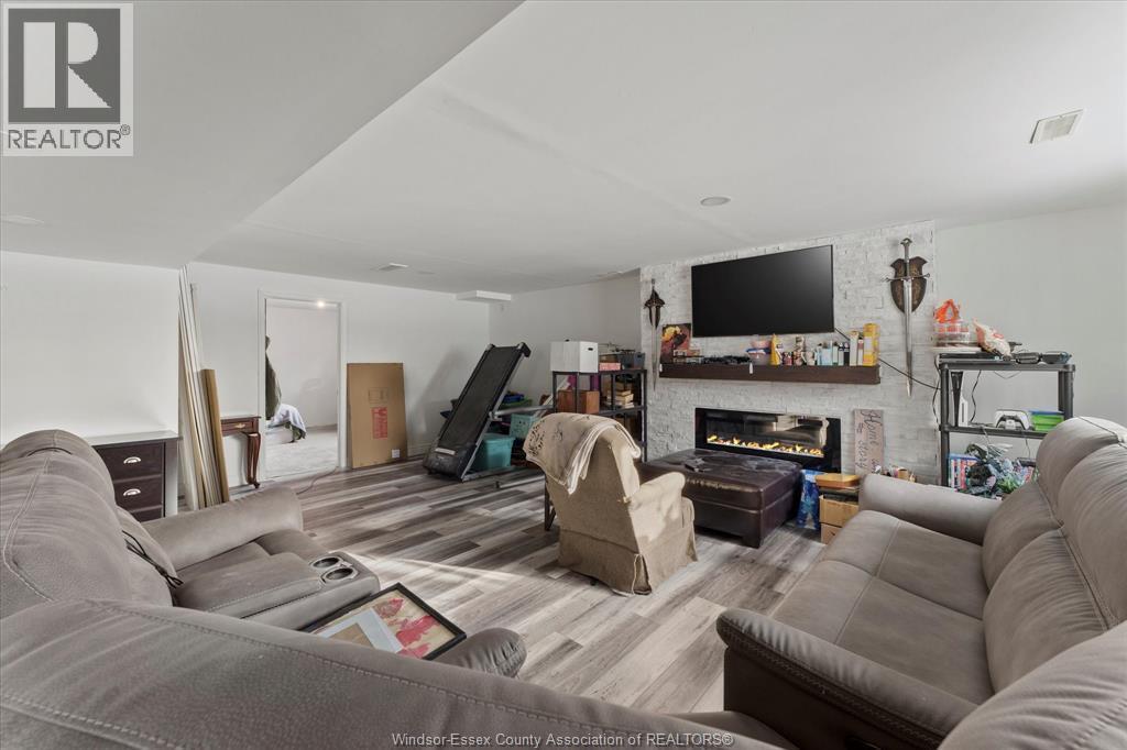 154 Lambert Street, Amherstburg, ON - Indoor Photo Showing Living Room With Fireplace