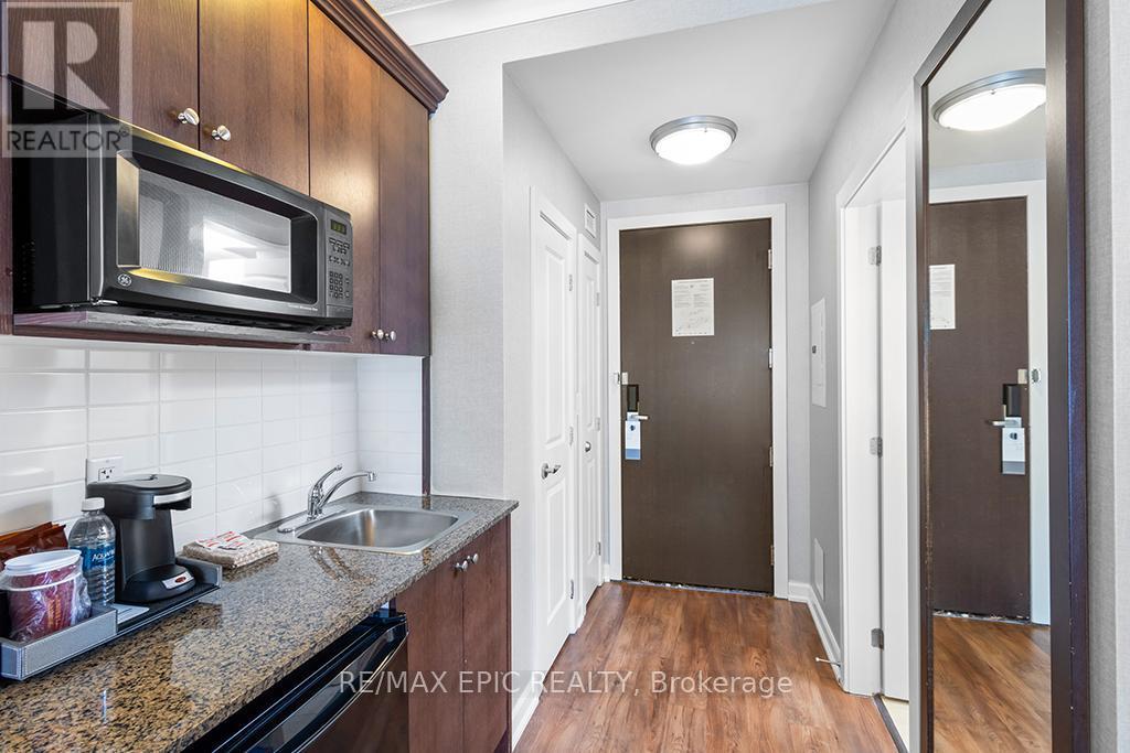 #252 - 220 Gord Canning Drive, Blue Mountains, ON - Indoor Photo Showing Kitchen