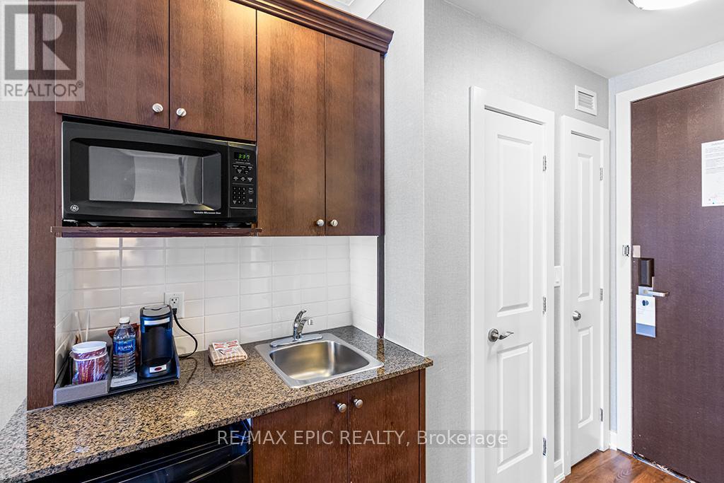 #252 - 220 Gord Canning Drive, Blue Mountains, ON - Indoor Photo Showing Kitchen