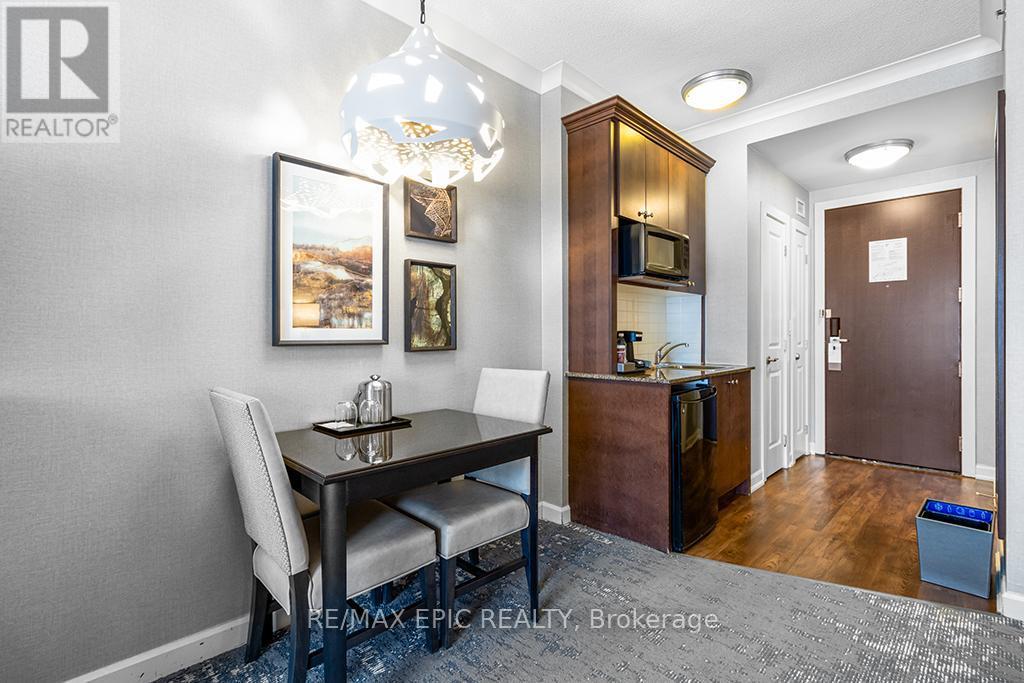 #252 - 220 Gord Canning Drive, Blue Mountains, ON - Indoor Photo Showing Dining Room