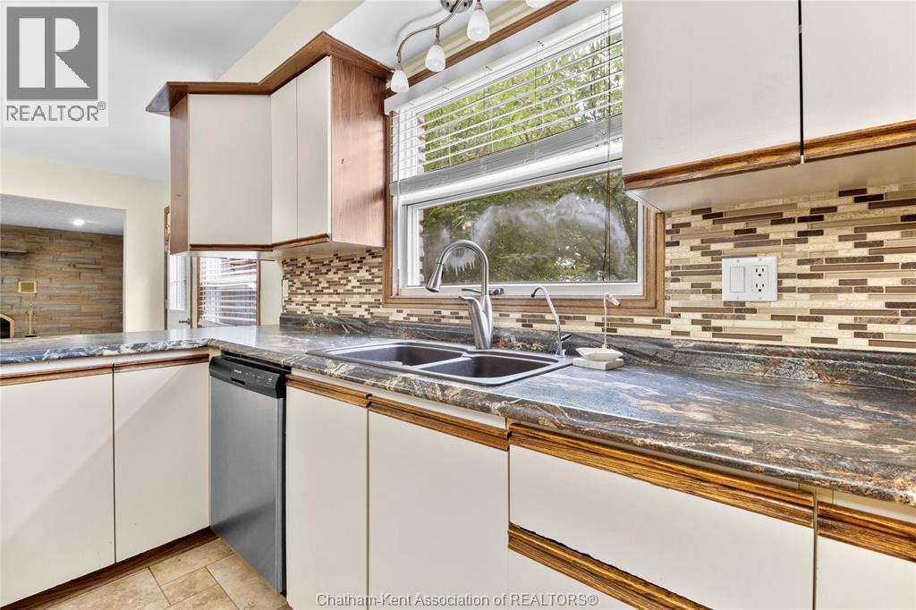 140 Little Street South, Blenheim, ON - Indoor Photo Showing Kitchen With Double Sink