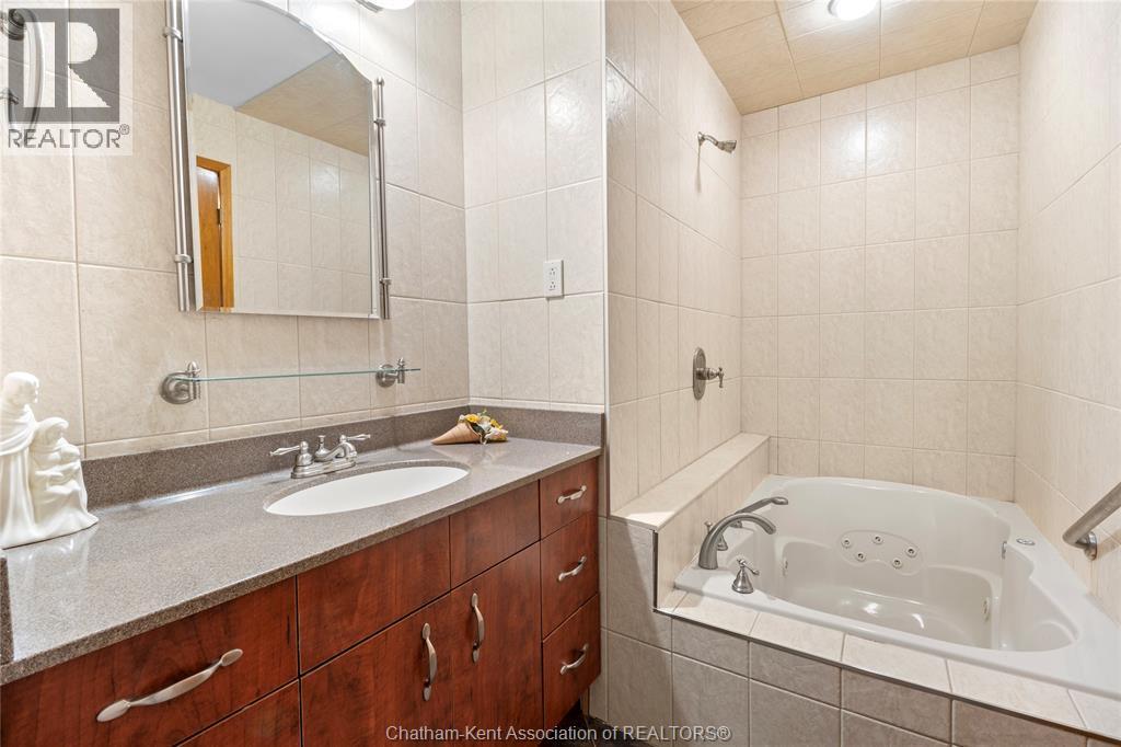140 Little Street South, Blenheim, ON - Indoor Photo Showing Bathroom