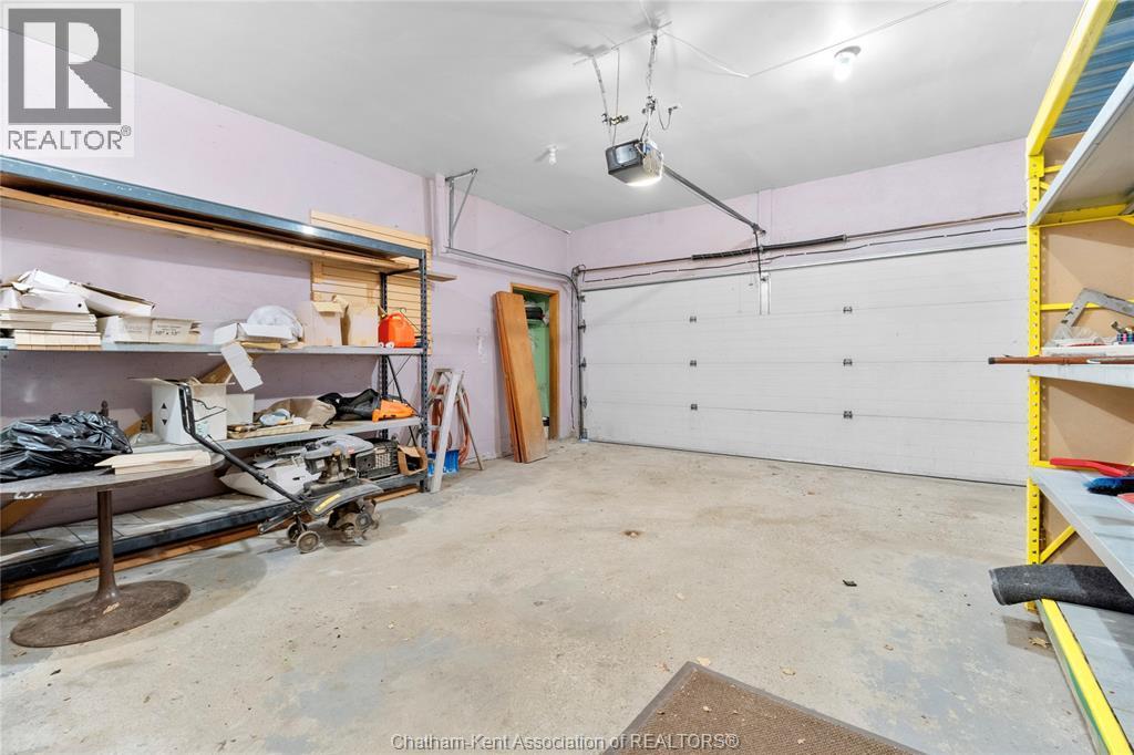 140 Little Street South, Blenheim, ON - Indoor Photo Showing Garage
