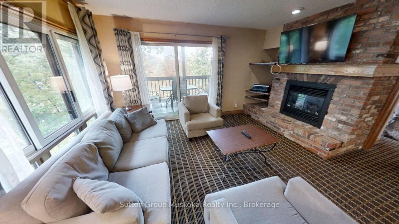 27-202 Golfview - Deerhurst Drive, Huntsville (Chaffey), ON - Indoor Photo Showing Living Room With Fireplace