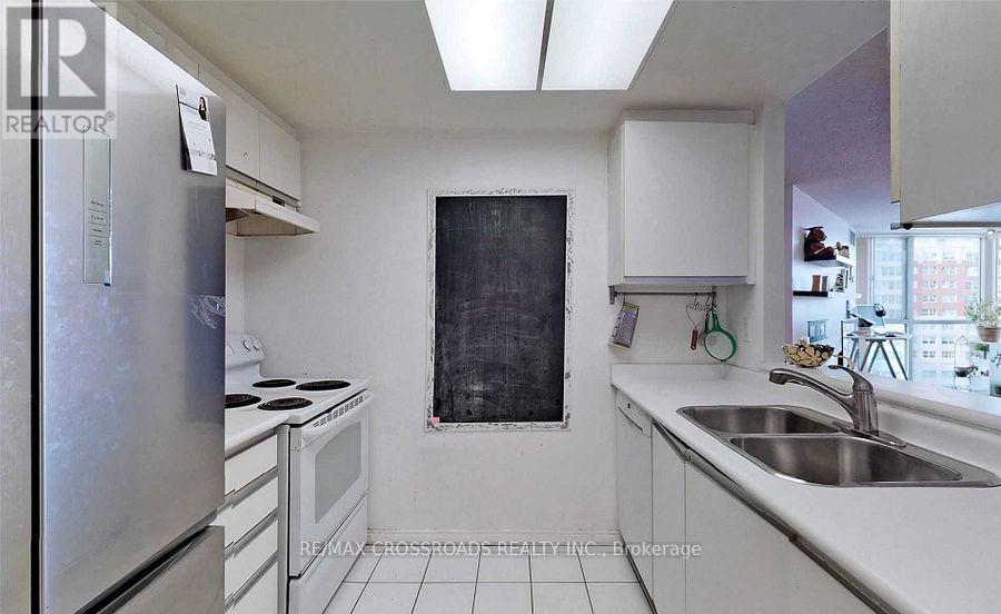 410 - 7 Concorde Place, Toronto, ON - Indoor Photo Showing Kitchen With Double Sink