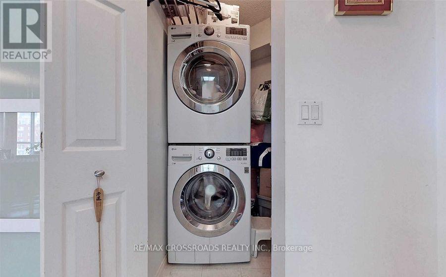 410 - 7 Concorde Place, Toronto, ON - Indoor Photo Showing Laundry Room