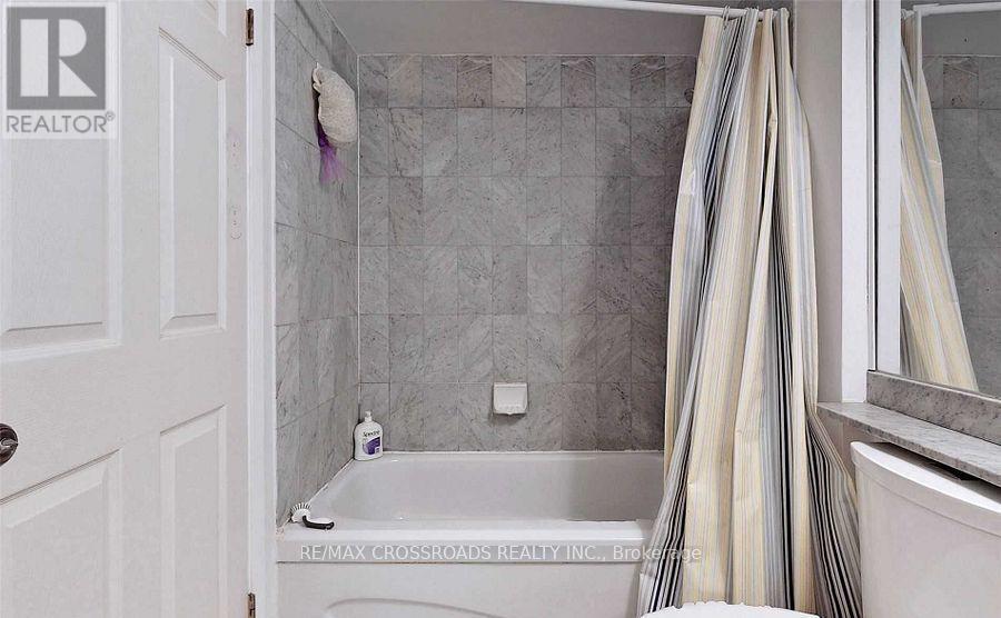 410 - 7 Concorde Place, Toronto, ON - Indoor Photo Showing Bathroom