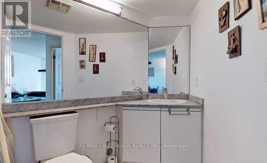 410 - 7 Concorde Place, Toronto, ON - Indoor Photo Showing Bathroom