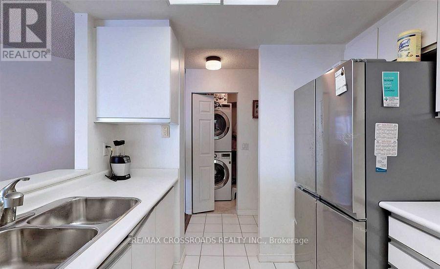 410 - 7 Concorde Place, Toronto, ON - Indoor Photo Showing Kitchen With Double Sink