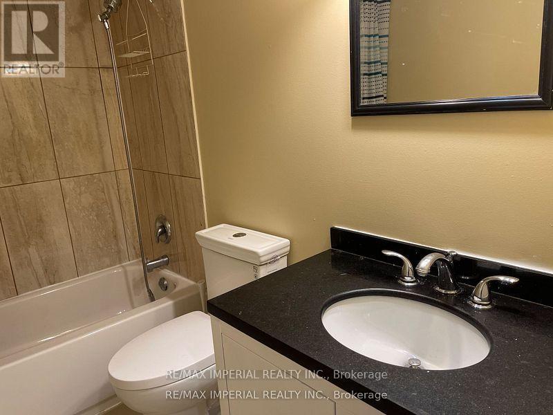 Front Unit - 166 Hupfield Trail E, Toronto, ON - Indoor Photo Showing Bathroom