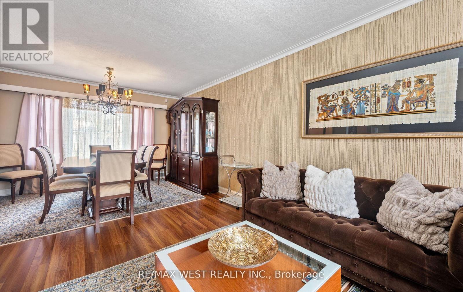 57 Westglen Crescent, Toronto, ON - Indoor Photo Showing Living Room