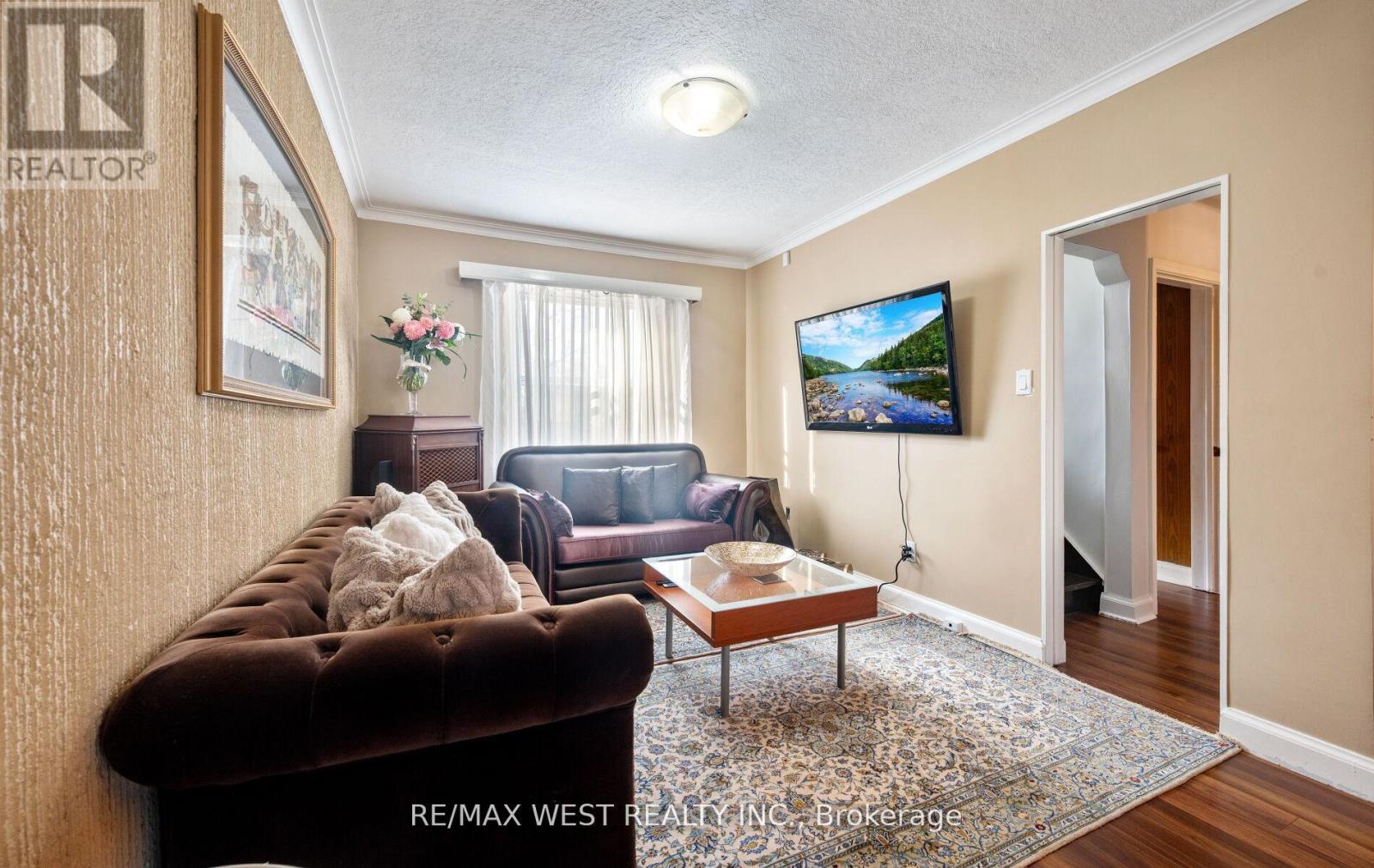57 Westglen Crescent, Toronto, ON - Indoor Photo Showing Living Room