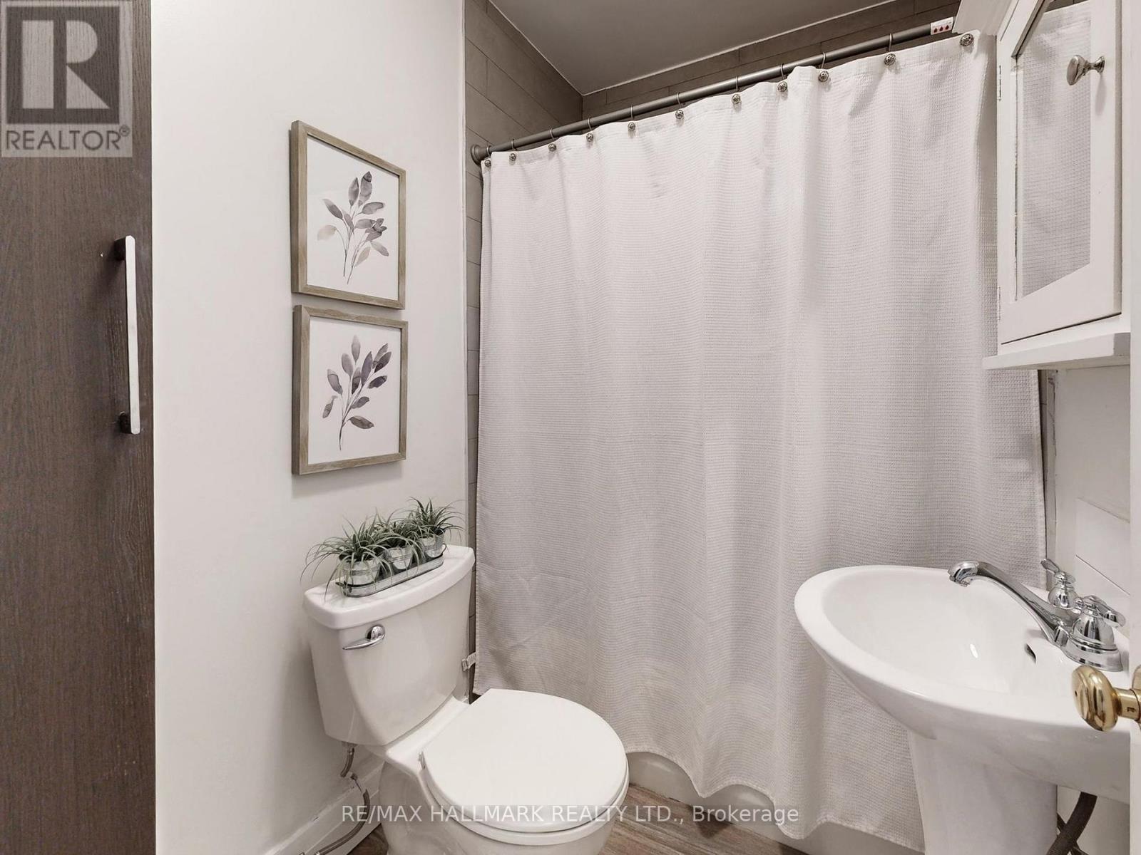 1 Andrew Avenue, Toronto, ON - Indoor Photo Showing Bathroom