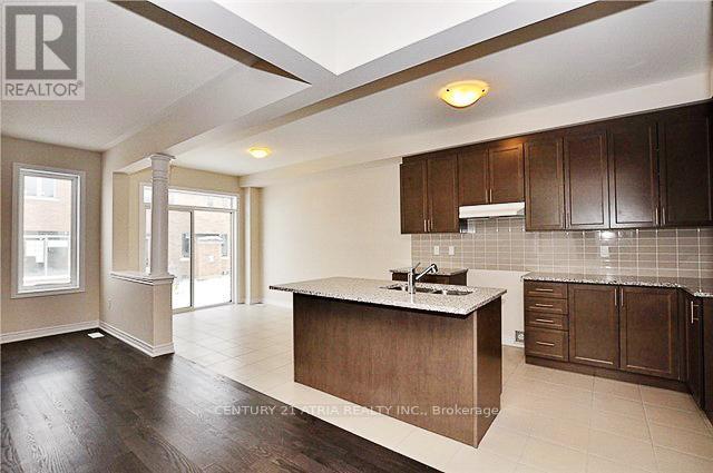 4 Applegate Drive, East Gwillimbury, ON - Indoor Photo Showing Kitchen With Double Sink