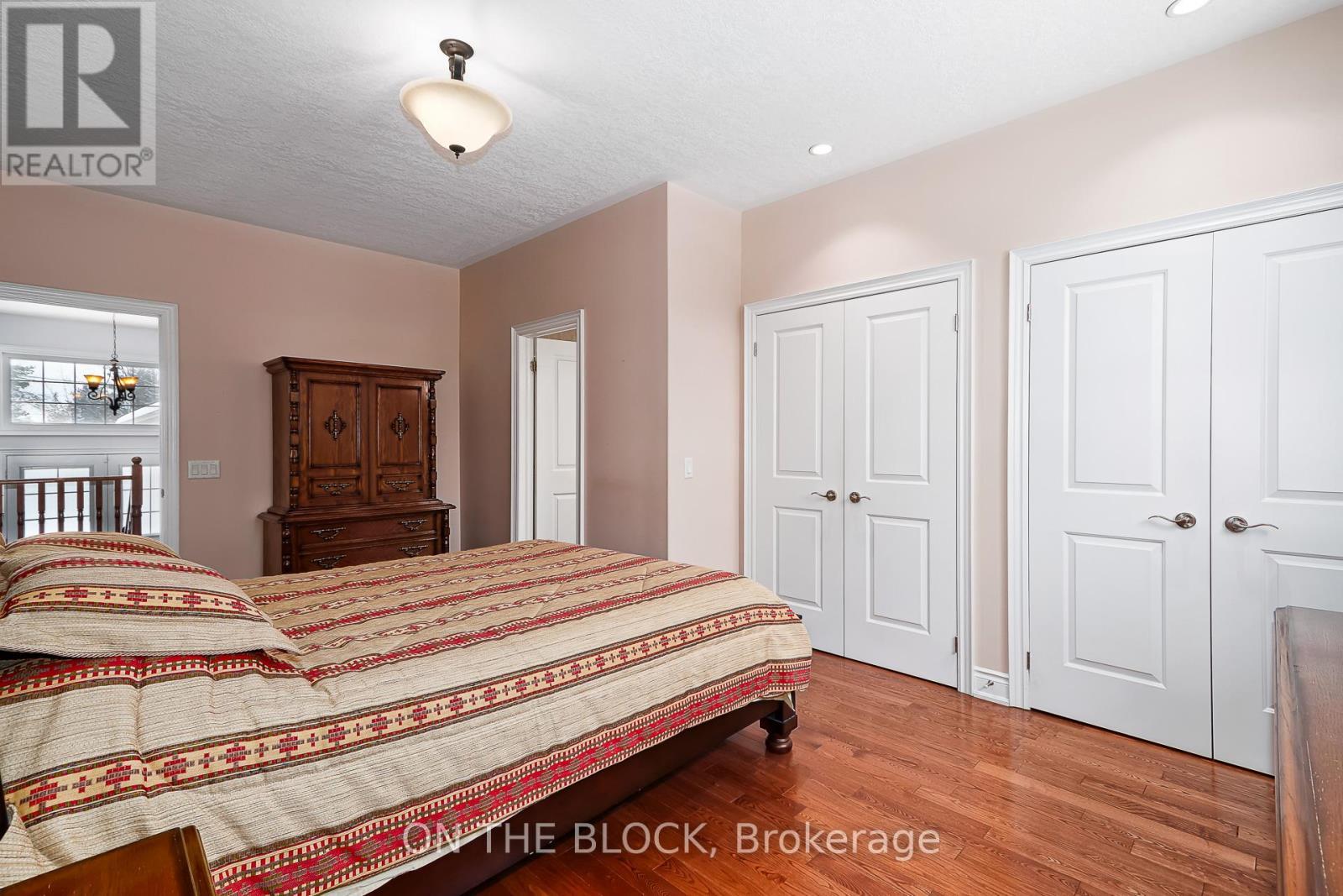 589 River Road E, Wasaga Beach, ON - Indoor Photo Showing Bedroom