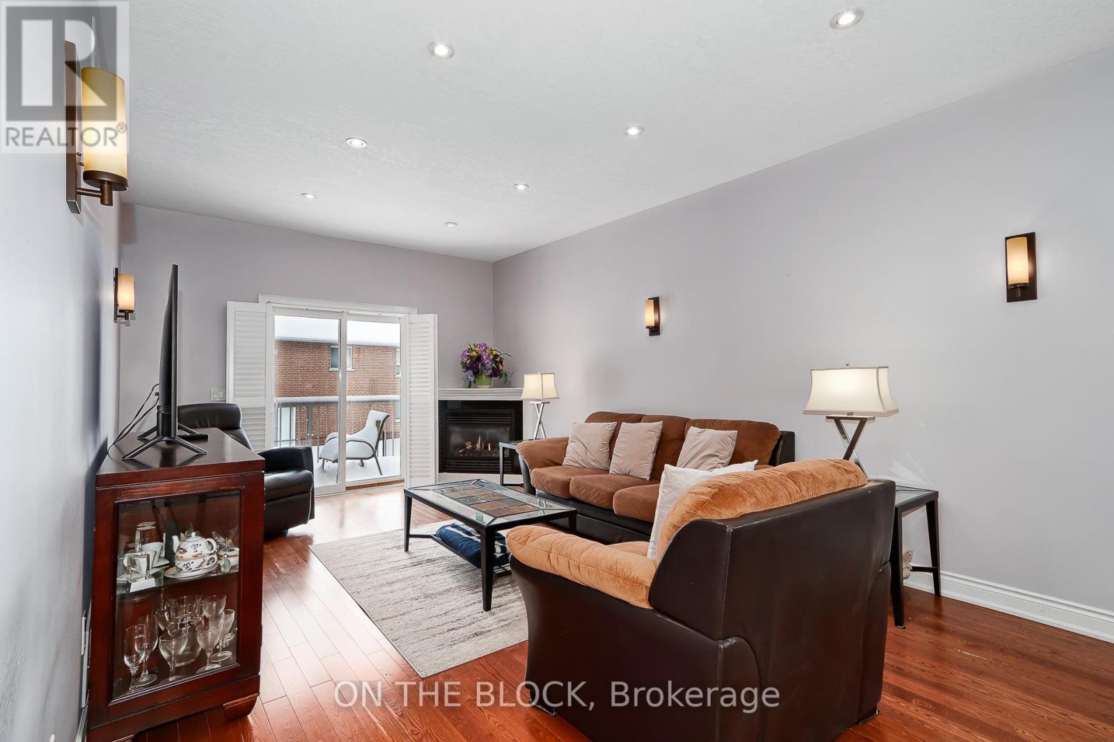 589 River Road E, Wasaga Beach, ON - Indoor Photo Showing Living Room