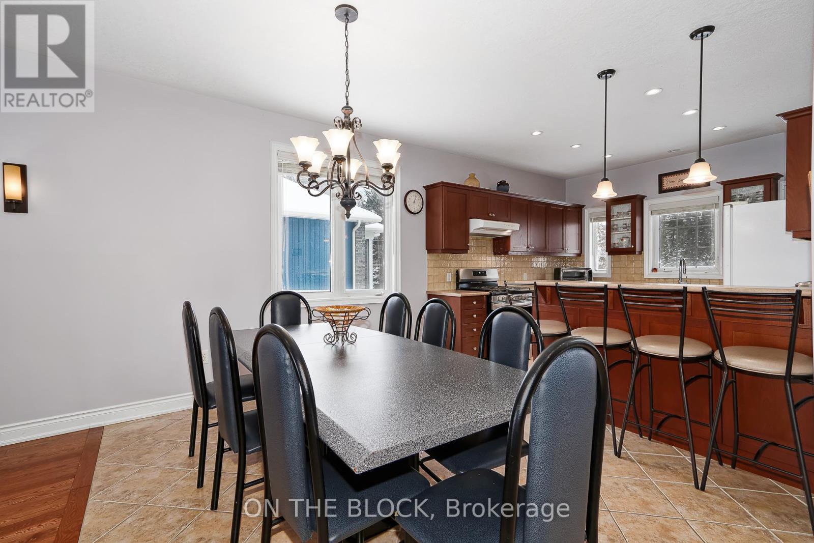 589 River Road E, Wasaga Beach, ON - Indoor Photo Showing Dining Room