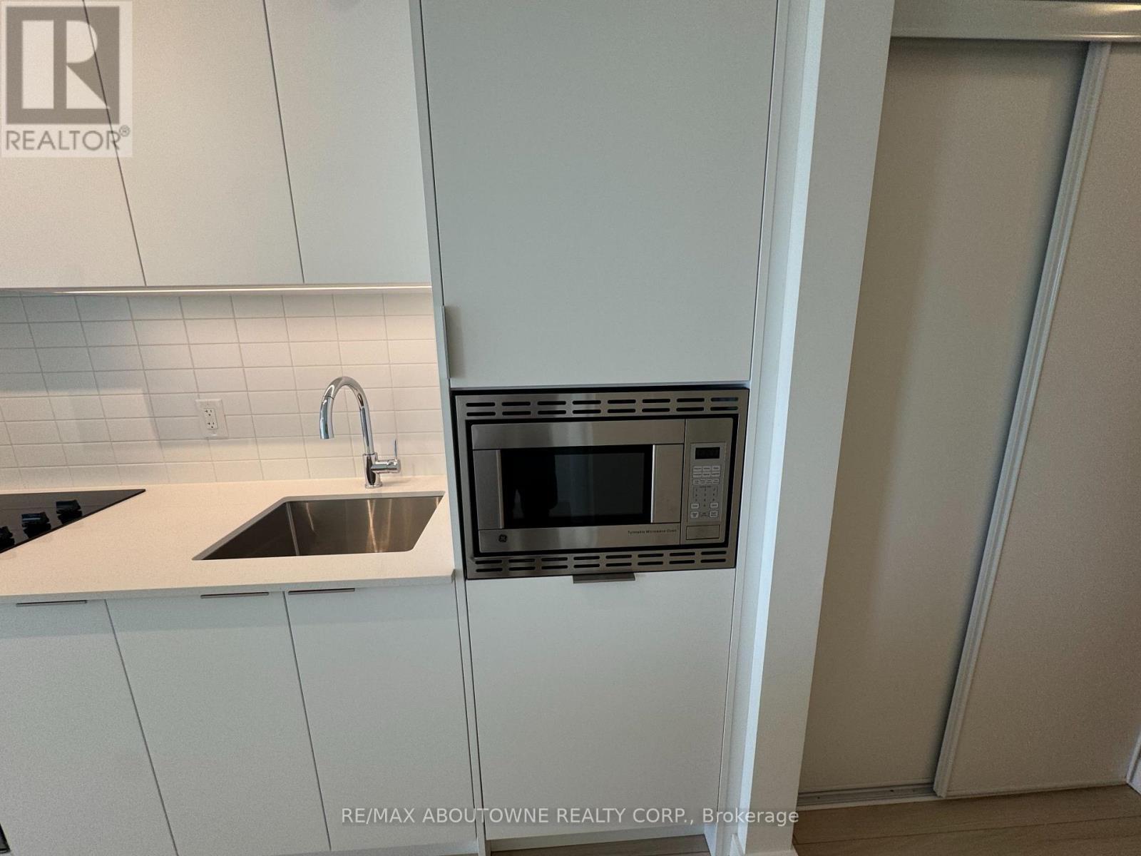 1204 - 3079 Trafalgar Road, Oakville, ON - Indoor Photo Showing Kitchen