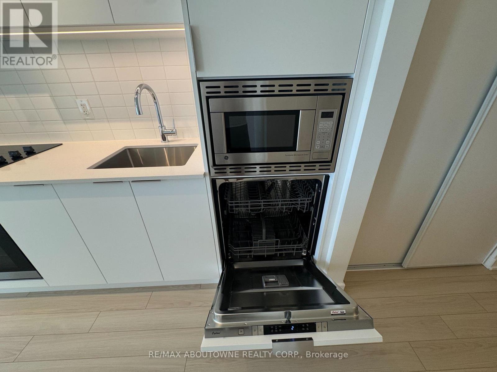 1204 - 3079 Trafalgar Road, Oakville, ON - Indoor Photo Showing Kitchen