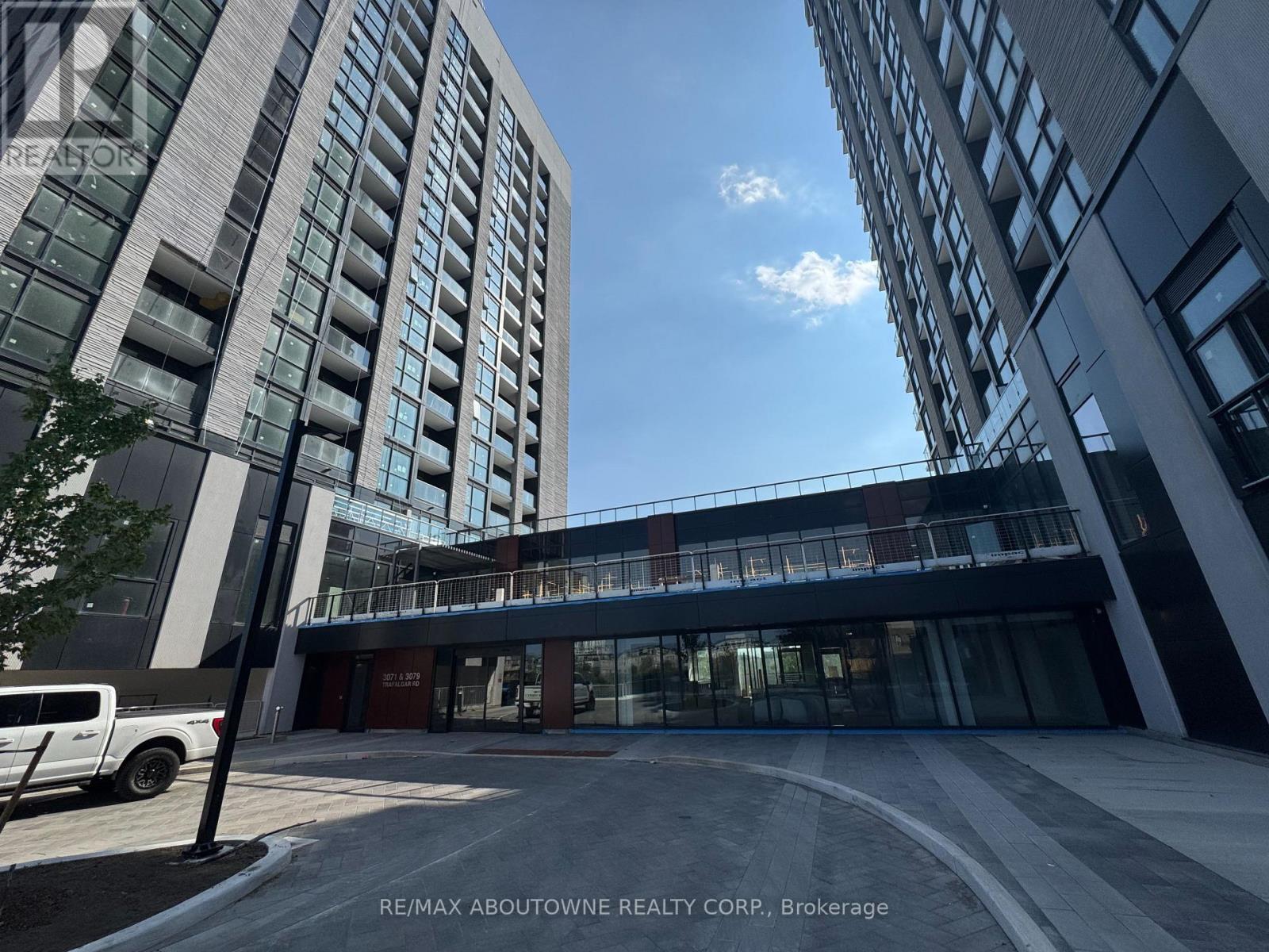 1204 - 3079 Trafalgar Road, Oakville, ON - Outdoor