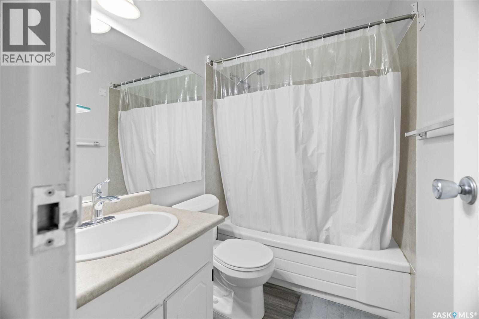 70 Gore Place, Regina, SK - Indoor Photo Showing Bathroom