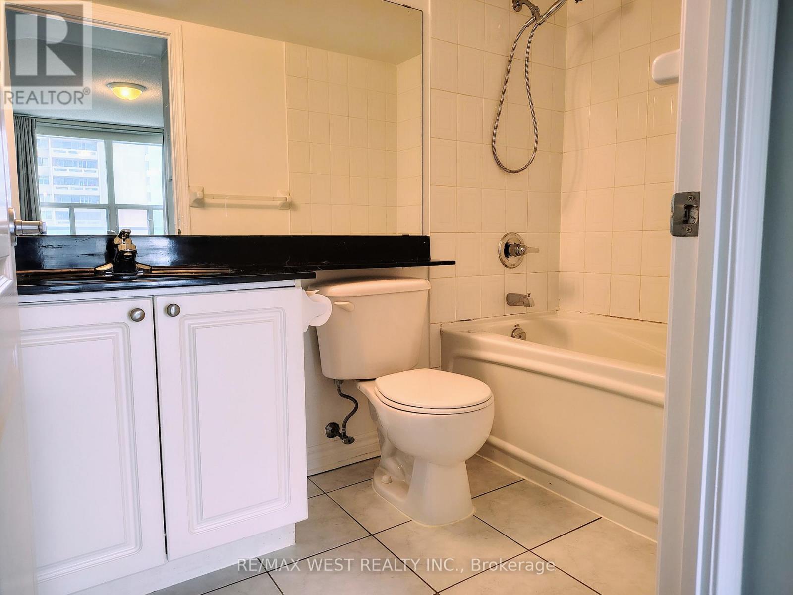 1301 - 1 Elm Drive W, Mississauga, ON - Indoor Photo Showing Bathroom