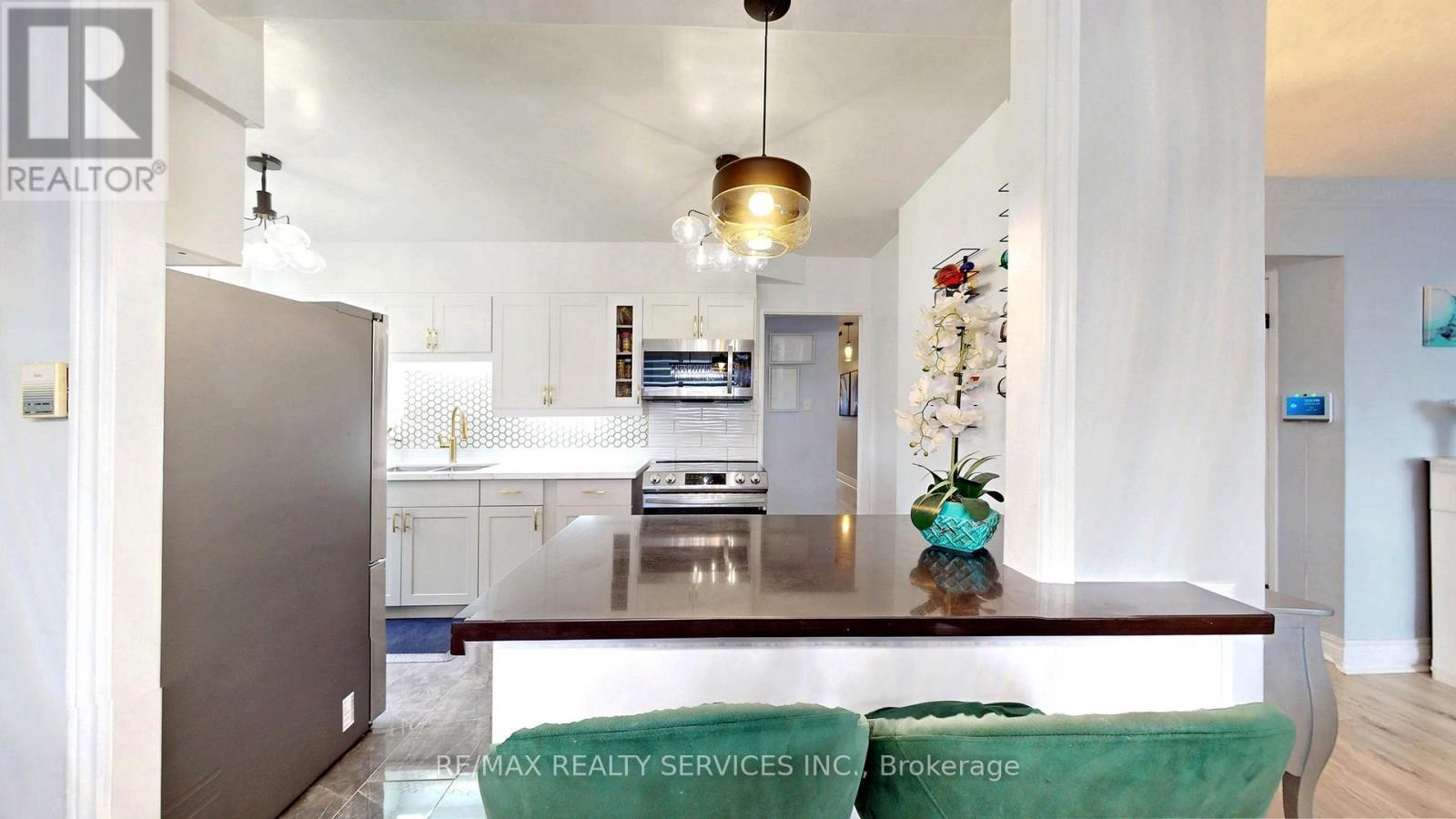 1219 - 551 The West Mall, Toronto, ON - Indoor Photo Showing Kitchen With Upgraded Kitchen