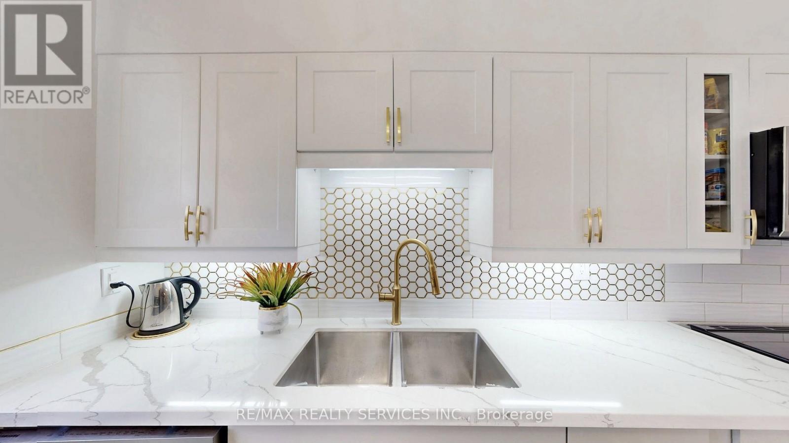 1219 - 551 The West Mall, Toronto, ON - Indoor Photo Showing Kitchen