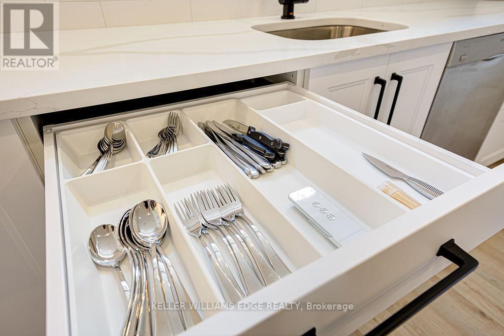 1 - 1456 Olga Drive, Burlington, ON - Indoor Photo Showing Kitchen