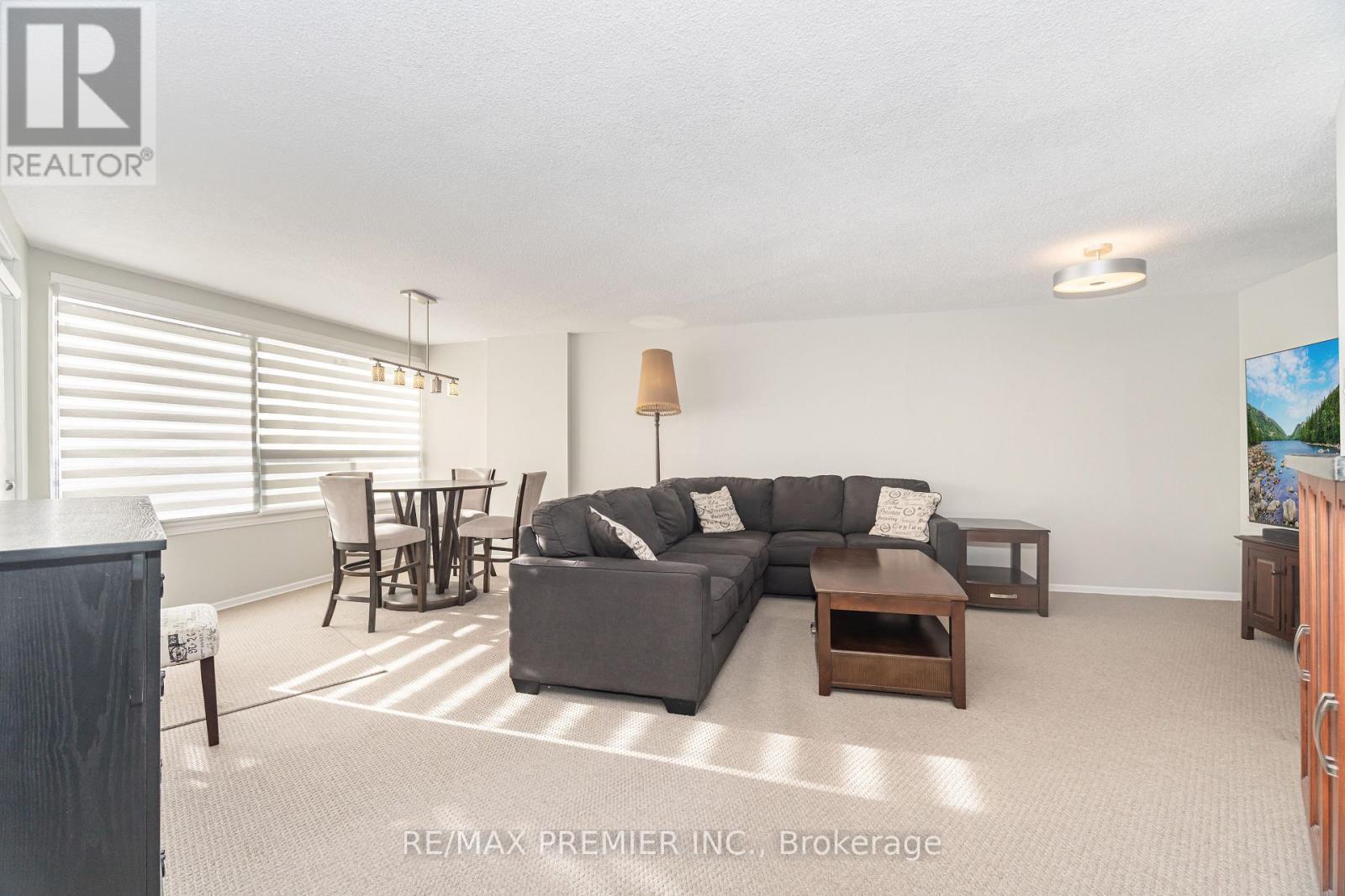 1602 - 475 The West Mall, Toronto, ON - Indoor Photo Showing Living Room