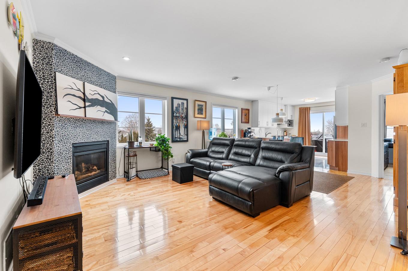 Salon - 238 Rue De La Presqu'Île, Charlemagne, QC - Indoor Photo Showing Living Room With Fireplace