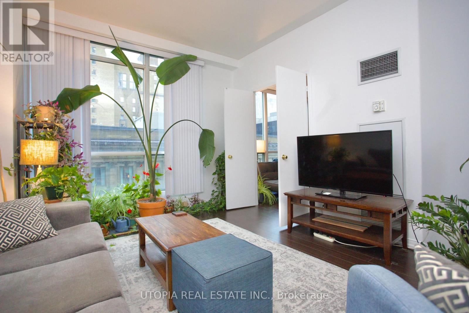1017 - 7 King Street E, Toronto, ON - Indoor Photo Showing Living Room