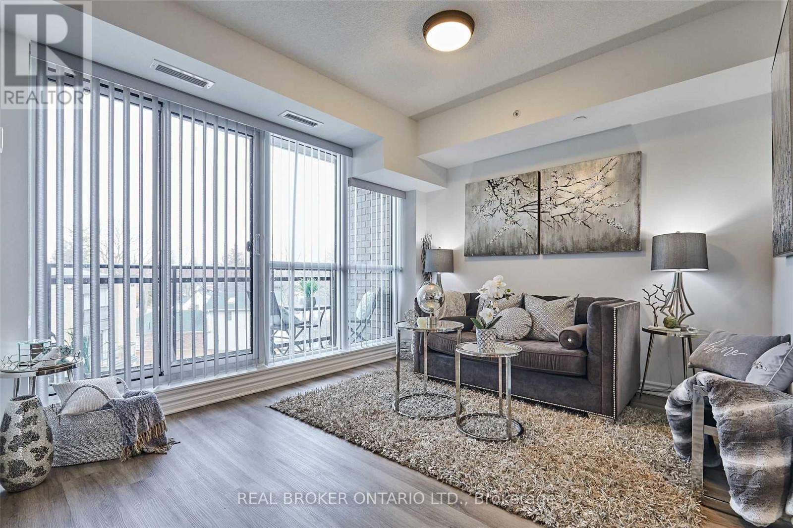 405 - 1 Falaise Road, Toronto, ON - Indoor Photo Showing Living Room