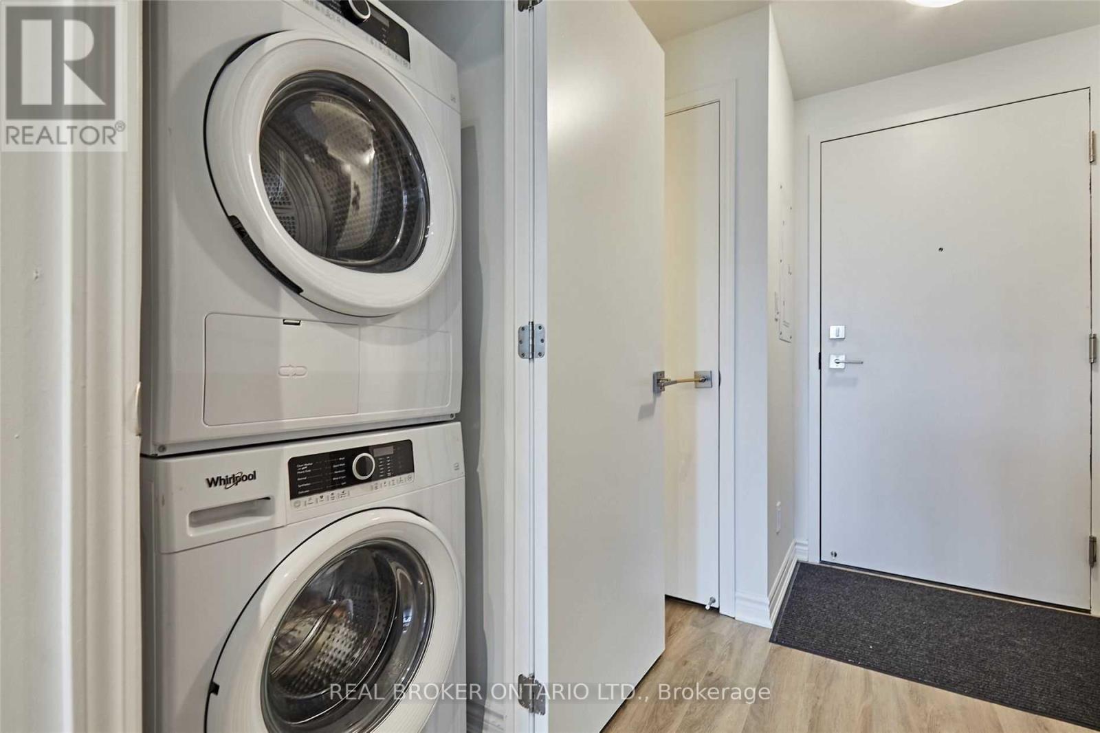 405 - 1 Falaise Road, Toronto, ON - Indoor Photo Showing Laundry Room