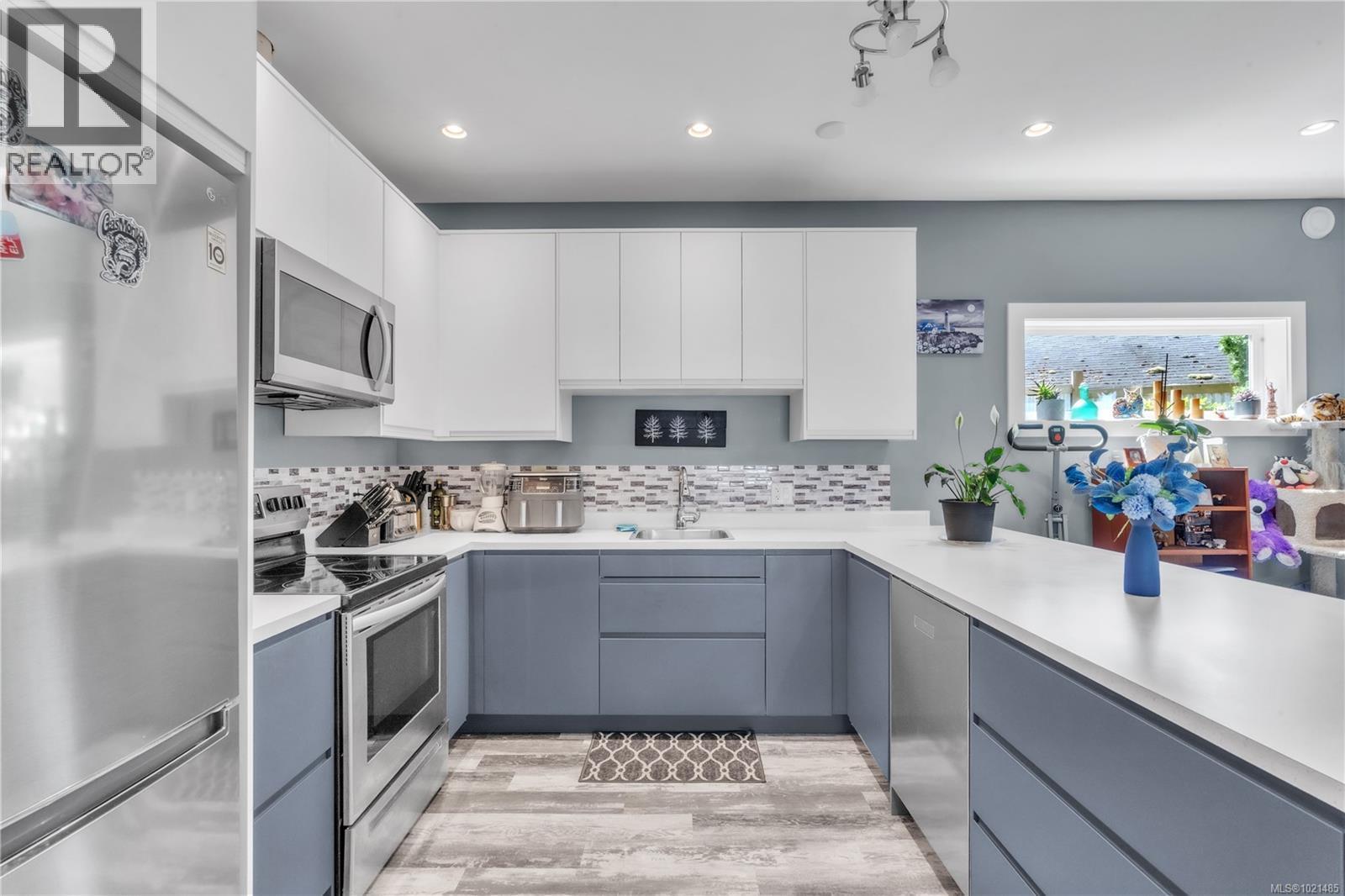 1985 Saunders Rd, Sooke, BC - Indoor Photo Showing Kitchen With Double Sink With Upgraded Kitchen