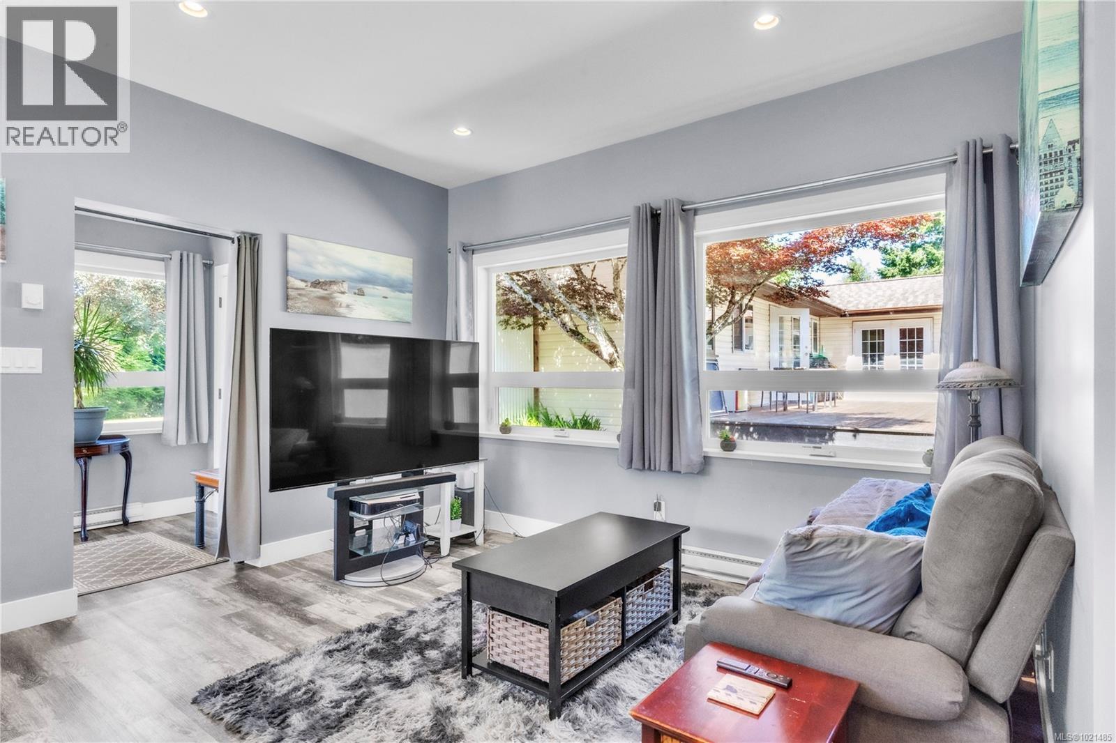 Living Room Guest House - 1985 Saunders Rd, Sooke, BC - Indoor Photo Showing Living Room