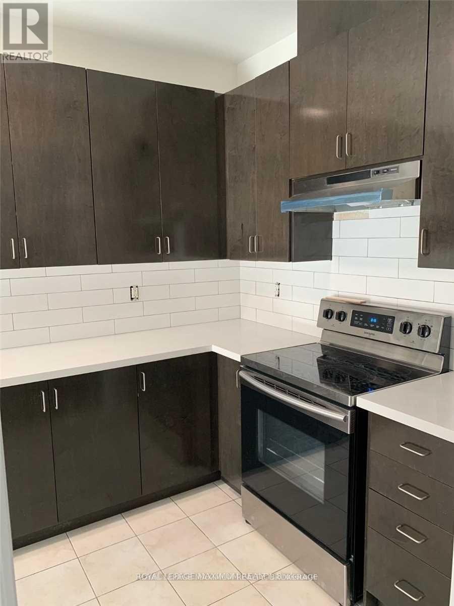 8 Tustin Road, Brampton, ON - Indoor Photo Showing Kitchen With Upgraded Kitchen