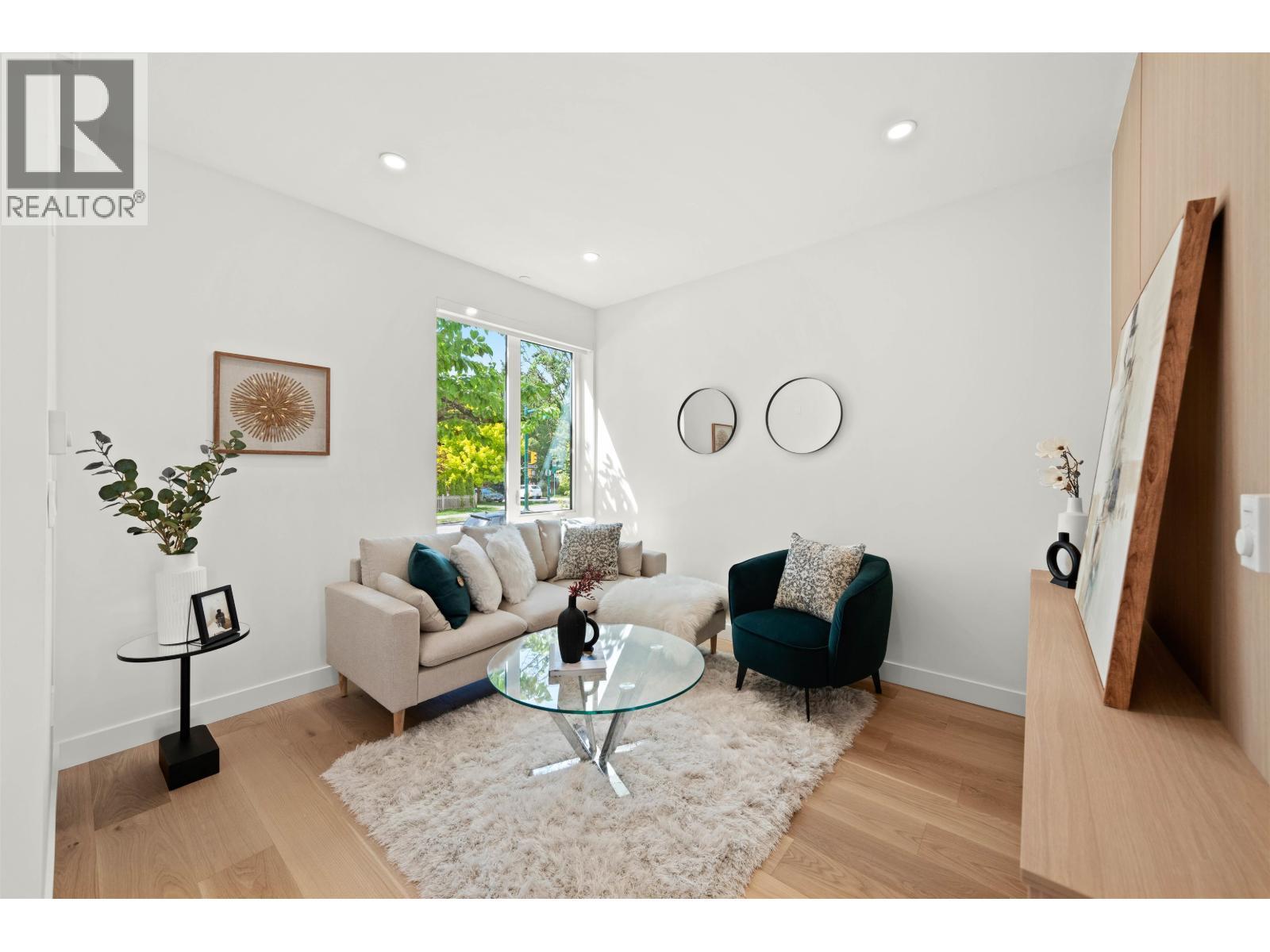 2412 Victoria Drive, Vancouver, BC - Indoor Photo Showing Living Room