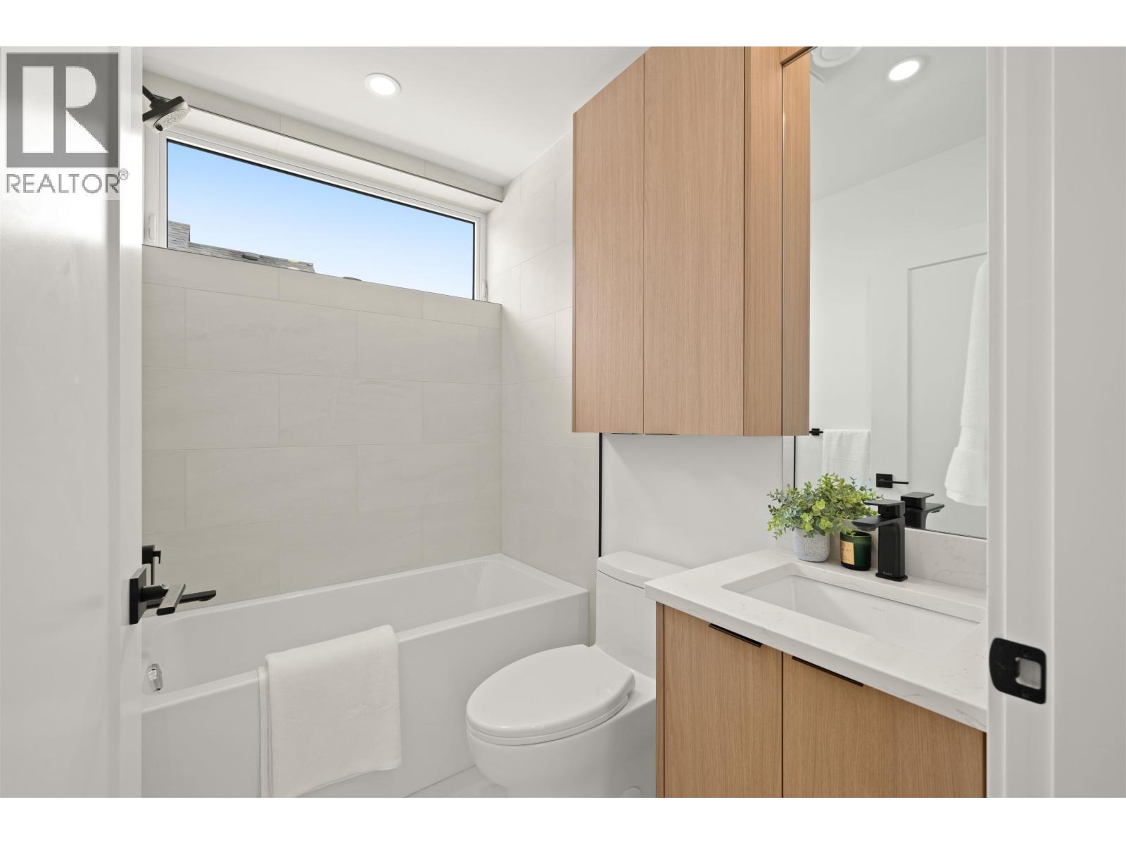2412 Victoria Drive, Vancouver, BC - Indoor Photo Showing Bathroom