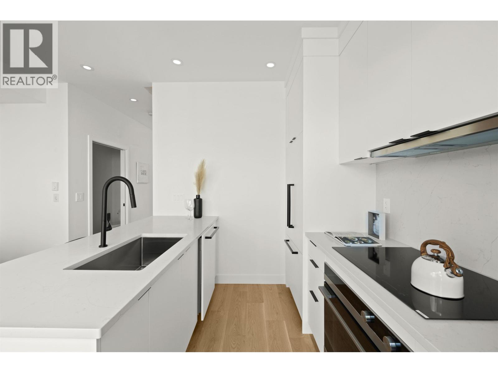 2412 Victoria Drive, Vancouver, BC - Indoor Photo Showing Kitchen With Upgraded Kitchen