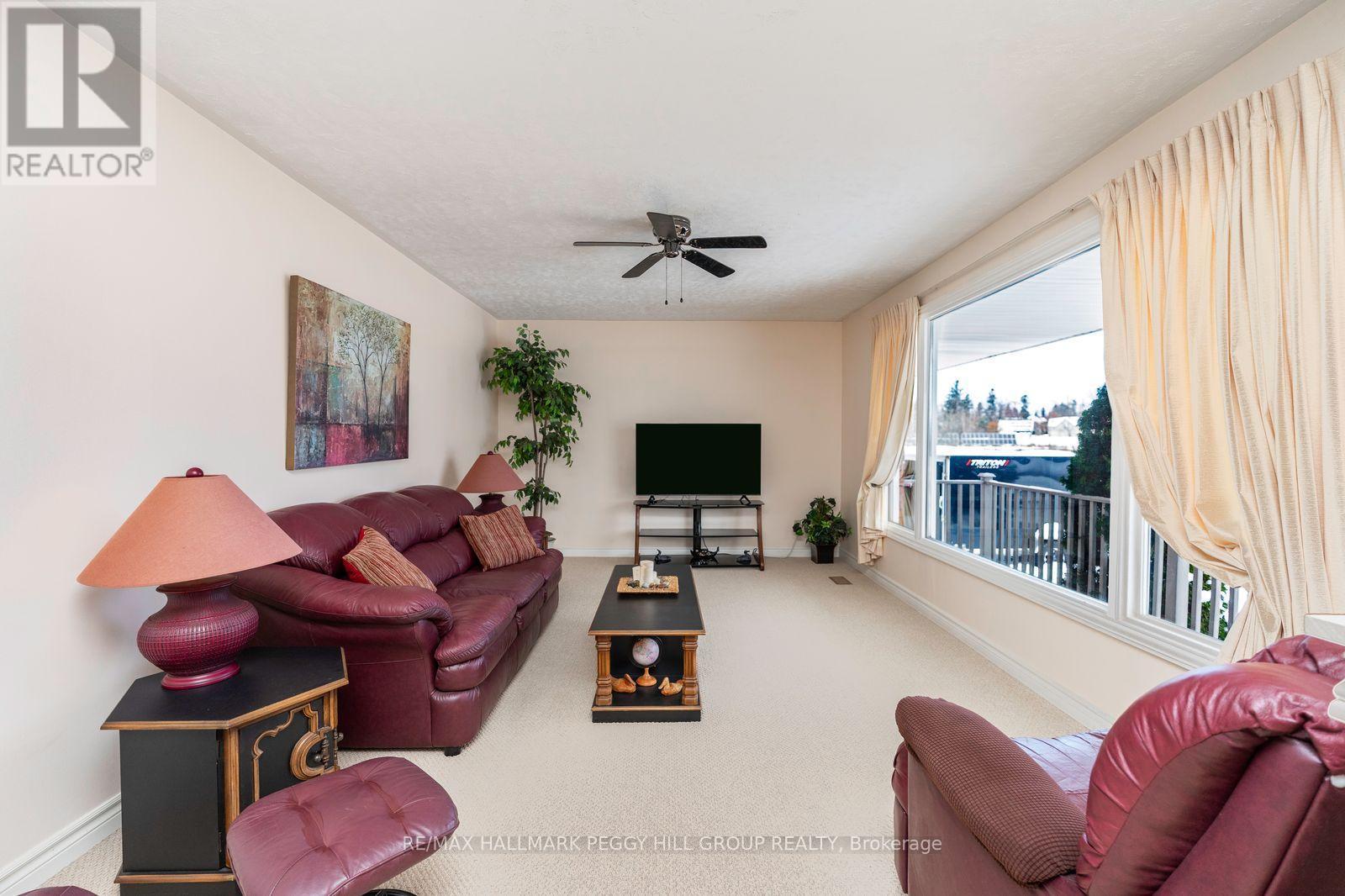 1572 4 Line N, Oro-Medonte, ON - Indoor Photo Showing Living Room