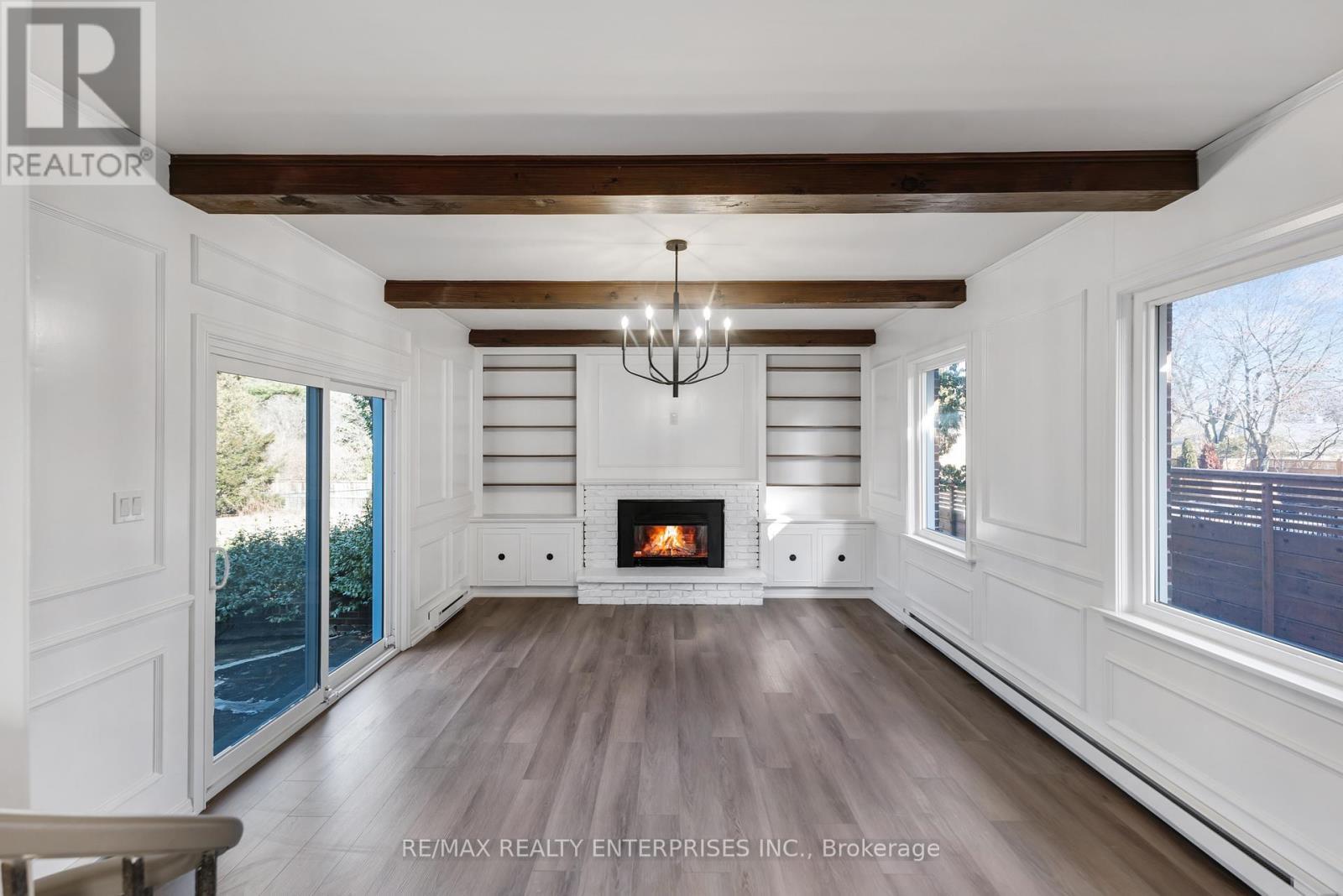 1503 Lochlin Trail, Mississauga, ON - Indoor Photo Showing Living Room With Fireplace