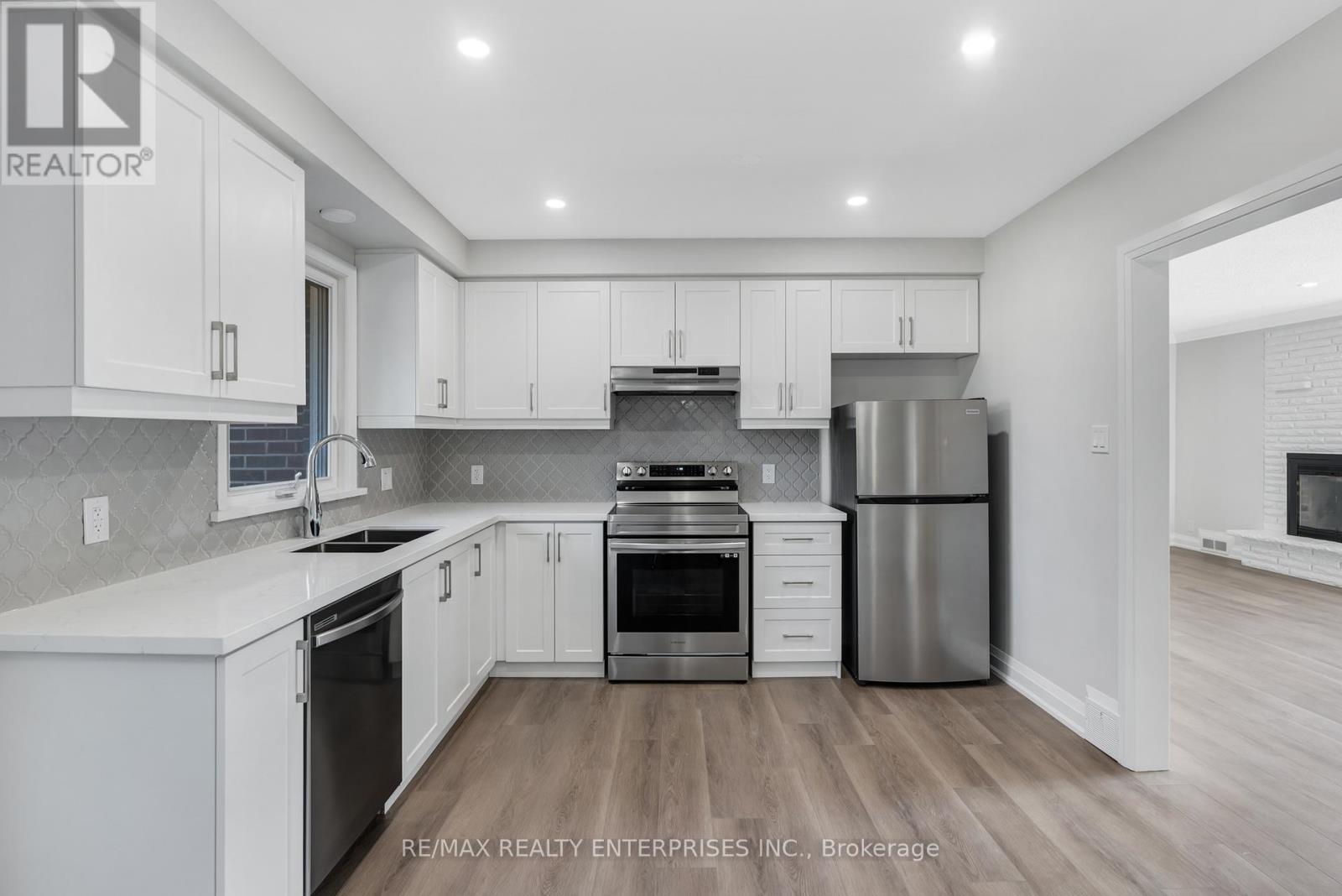 1503 Lochlin Trail, Mississauga, ON - Indoor Photo Showing Kitchen With Double Sink