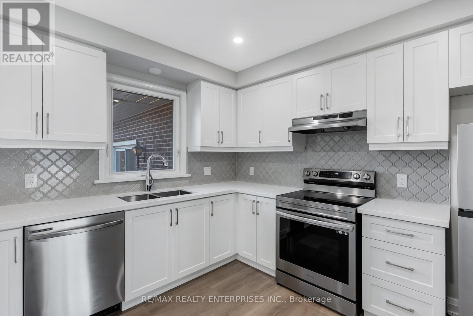 1503 Lochlin Trail, Mississauga, ON - Indoor Photo Showing Kitchen With Double Sink